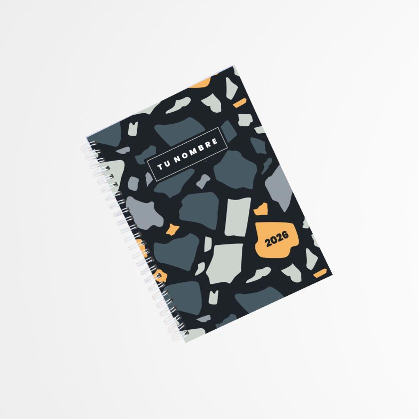 portada de agenda personalizada 2026 con patr&oacute;n terrazzo en tonos grises, azules y naranjas, encuadernaci&oacute;n en espiral blanca