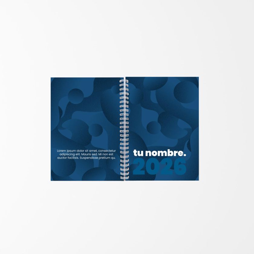 vista abierta de agenda personalizada con fondo azul abstracto y texto &ldquo;tu nombre 2026&rdquo;, encuadernada con espiral blanca