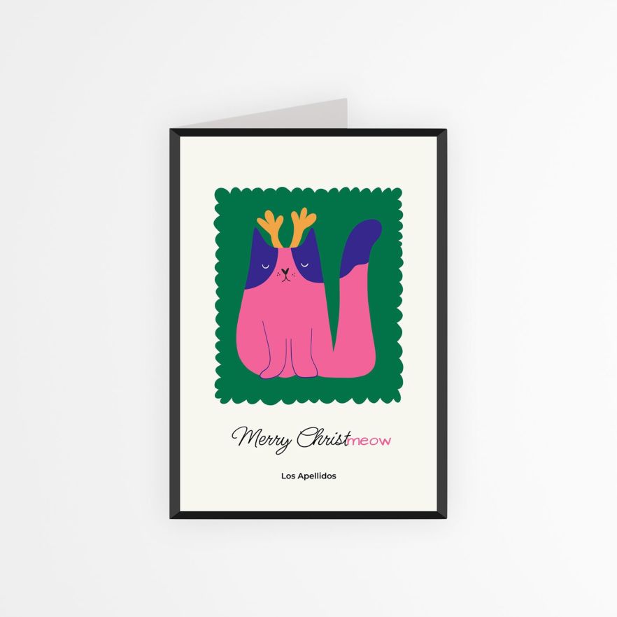 Tarjeta navideña personalizada con ilustración de gato rosado y cuernos de reno sobre fondo verde oscuro y borde negro