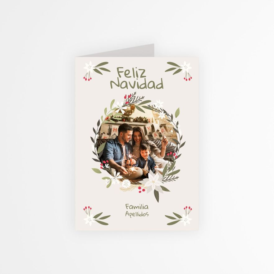 Portada de tarjeta navideña con foto personalizable con corona floral y familia celebrando Navidad