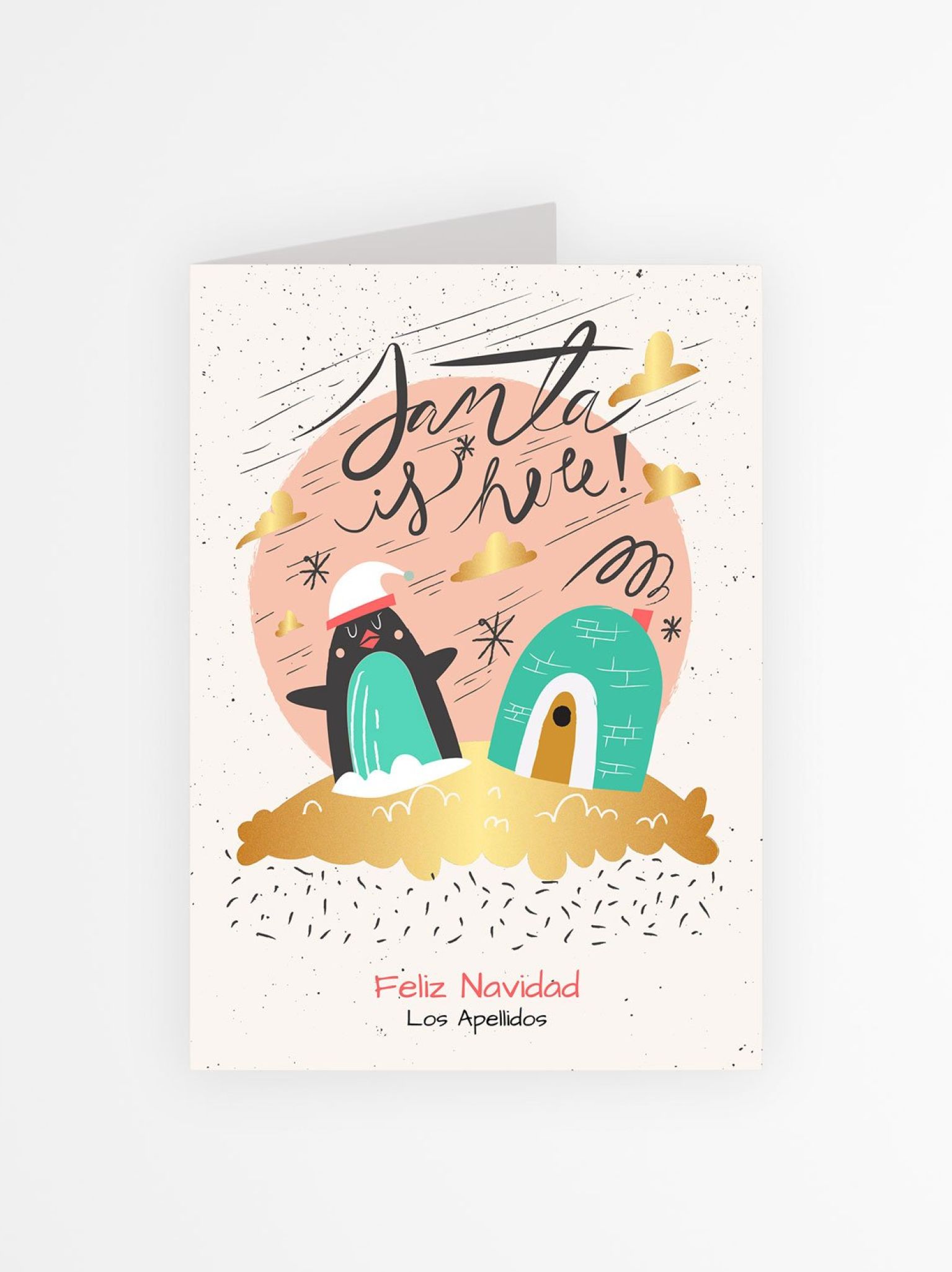 Tarjeta de Navidad personalizada con ilustraci&oacute;n navide&ntilde;a, ping&uuml;ino y mensaje &ldquo;Santa is here&rdquo; en dorado
